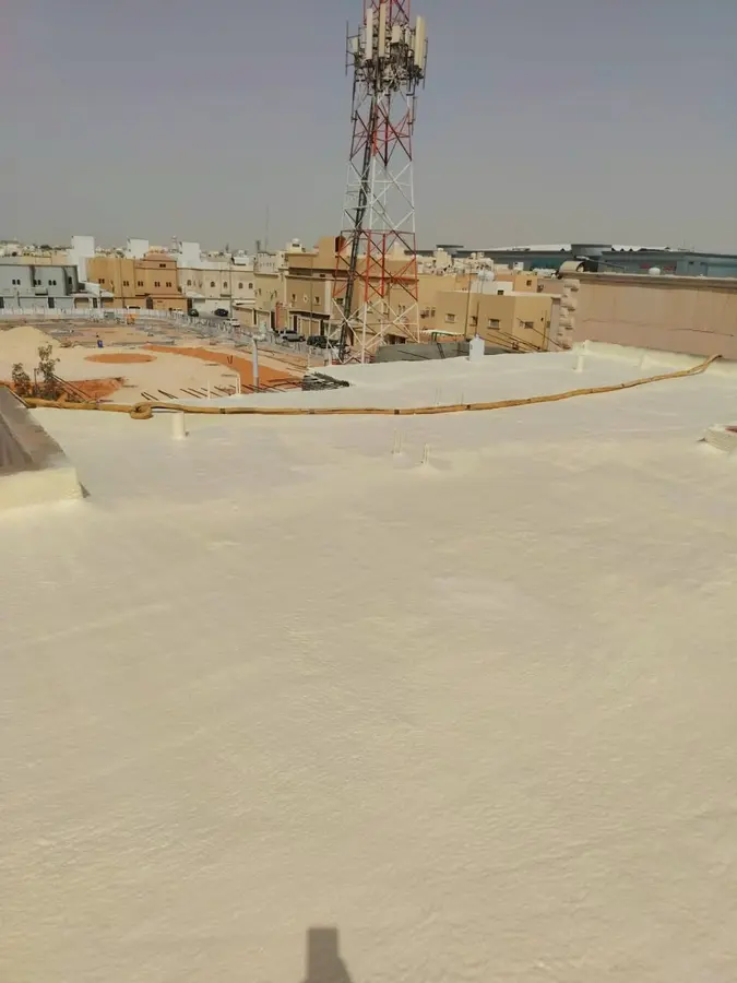 سطح مبنى في حائل قبل تنفيذ العزل المائي والحراري